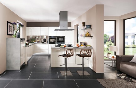 Moderne Küche LUX 814 in einem zeitlosen Hochglanz Weiß. Die L-Form bietet viel Stauraum und mit der Theke wird Arbeitsfläche und Sitzbereich geschaffen. Moderne Küche LUX 814 in einem zeitlosen Hochglanz Weiß. Die L-Form bietet viel Stauraum und mit der Theke wird Arbeitsfläche und Sitzbereich geschaffen.